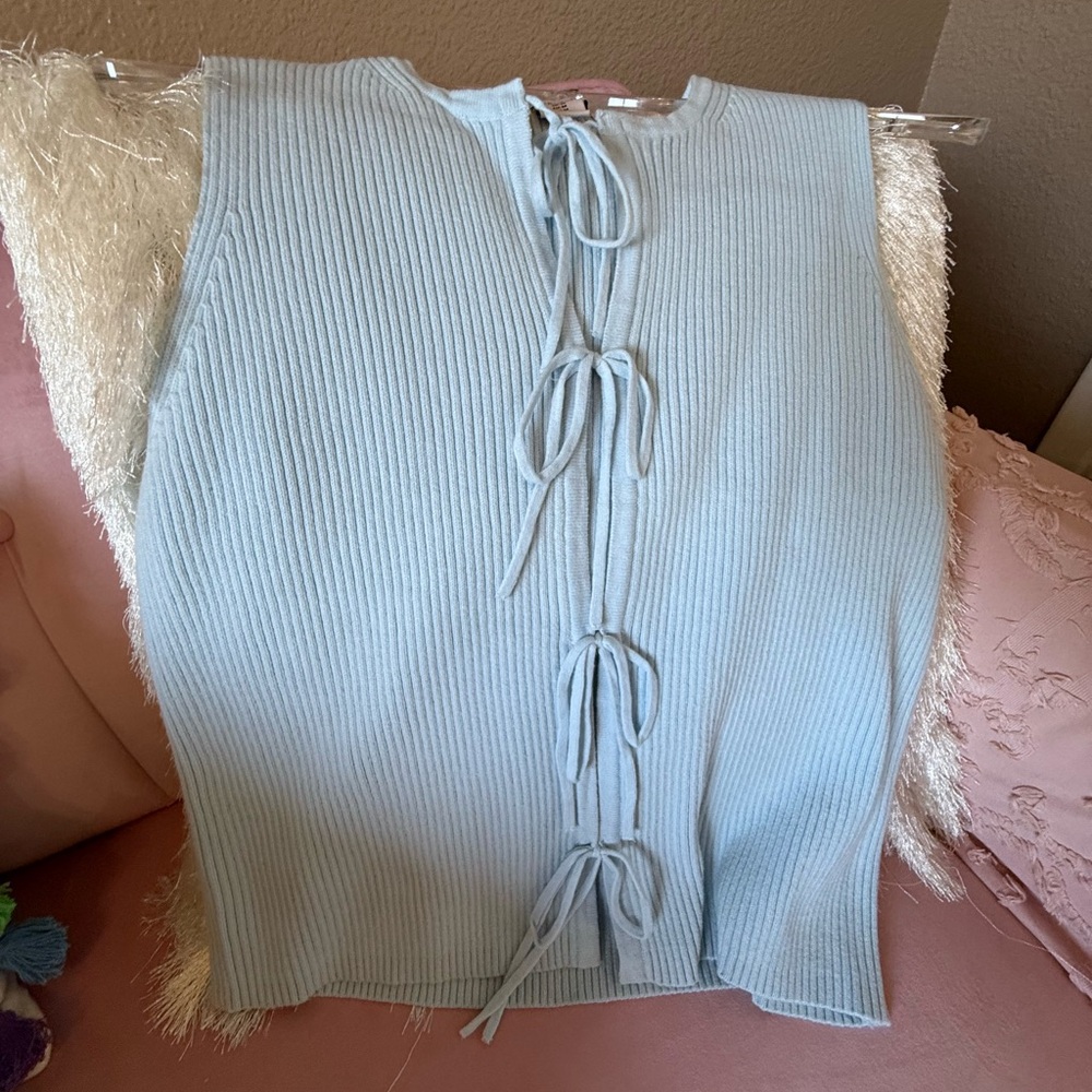 Sincerely Jules Light Blue Sleeveless Ribbed Top with Bow Accents. Size M. NWOT